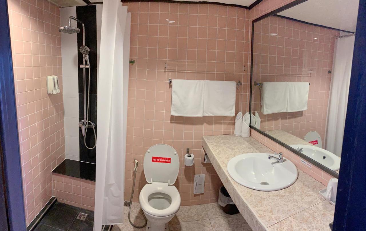 Thaihotel Nakorn Si Thammarat Накхон Си Тамарат Екстериор снимка